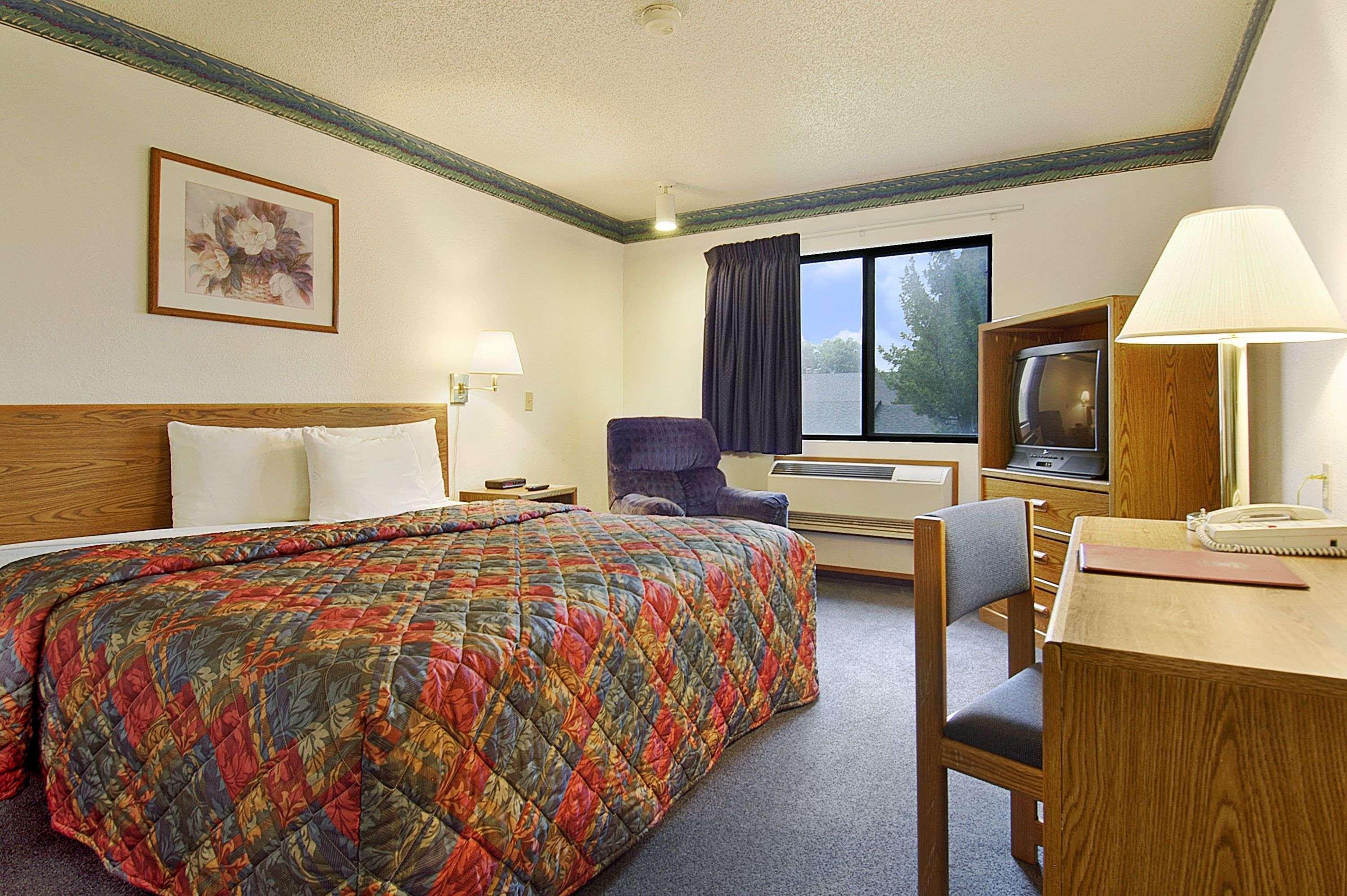 Super 8 By Wyndham Omaha/West Dodge Motel Exterior photo