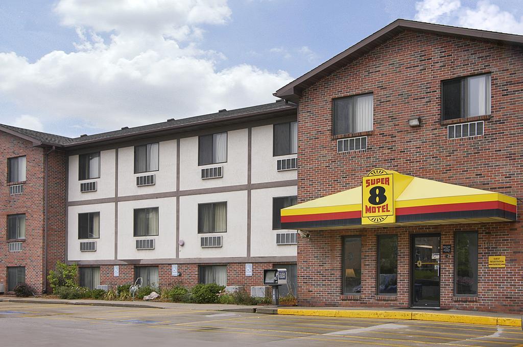 Super 8 By Wyndham Omaha/West Dodge Motel Exterior photo