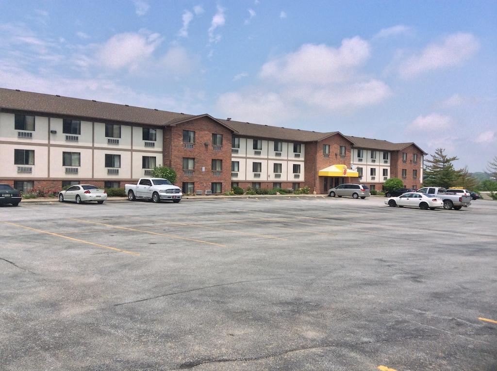 Super 8 By Wyndham Omaha/West Dodge Motel Exterior photo